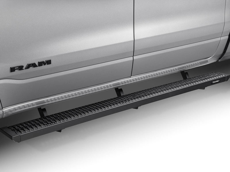 N-Fab Growler Fleet grip-plate side step running the length of a silver pickup rocker