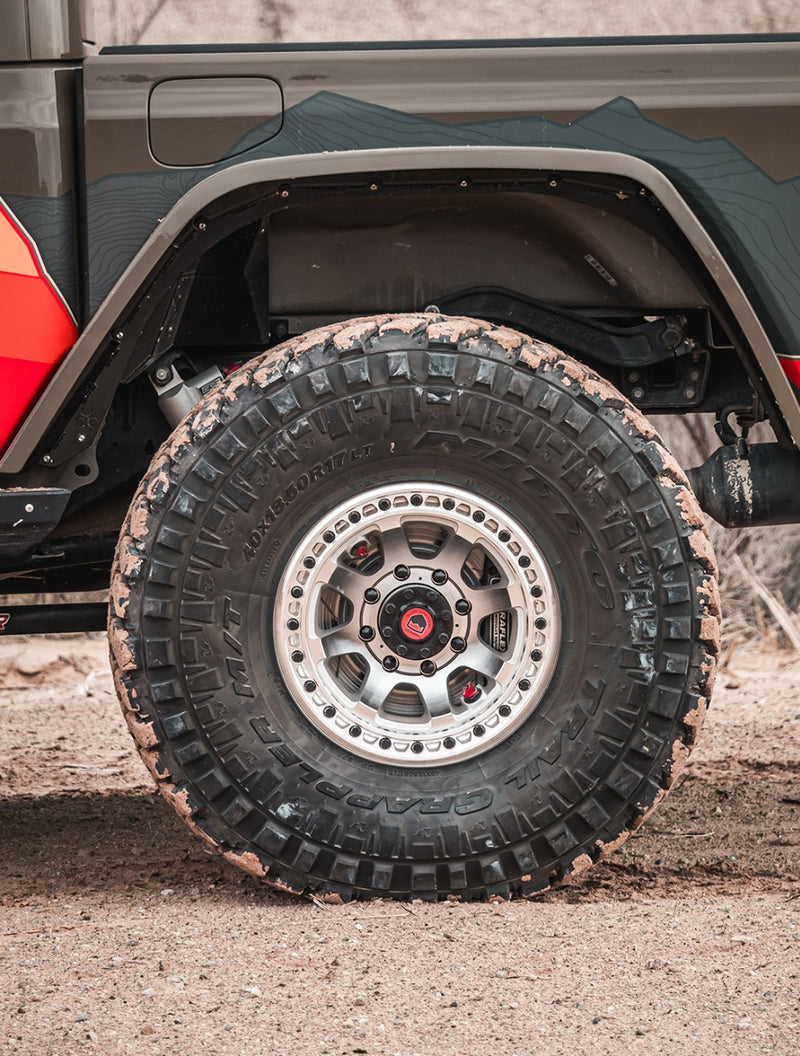 Close-up of the TeraFlex HD Axle: rear wheel of a Gladiator bed with a Nitto Trail Grappler 40x13.50R17 on a beadlock wheel