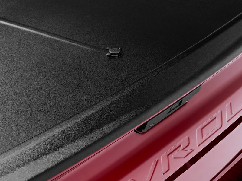 Close-up of the black twist lock knob standing barely proud of the closed SE lid's top surface.