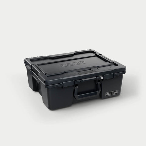 Black DECKED Halfrack 32 D-co case closed, three-quarter studio view showing the bail handle and clutch latches