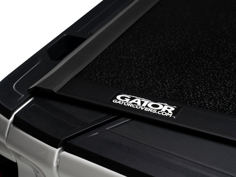 Close-up of the Gator EFX tonneau cover: close-up of the closed hard cover corner with the Gator logo plate