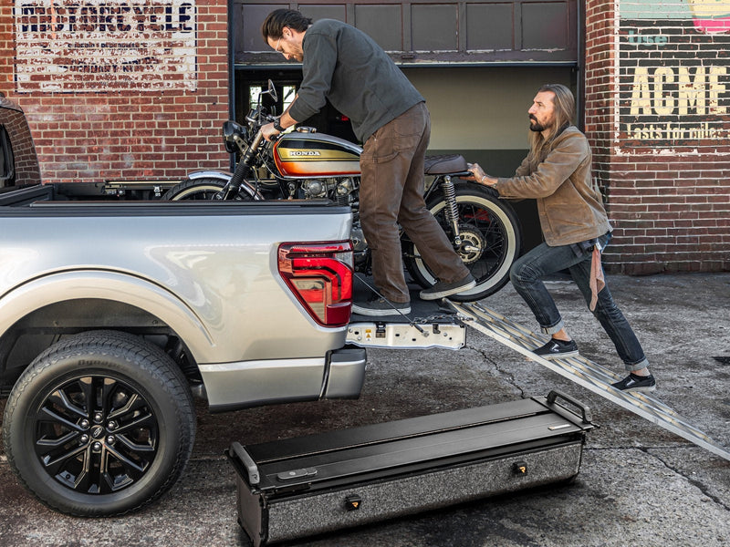 RetraxPRO FRC-4000 EZ-OFF Retractable Tonneau Cover with T-Slot Rails for 2014-2018 Chevrolet Silverado 1500 / GMC Sierra 1500 (5'8" Bed), in use