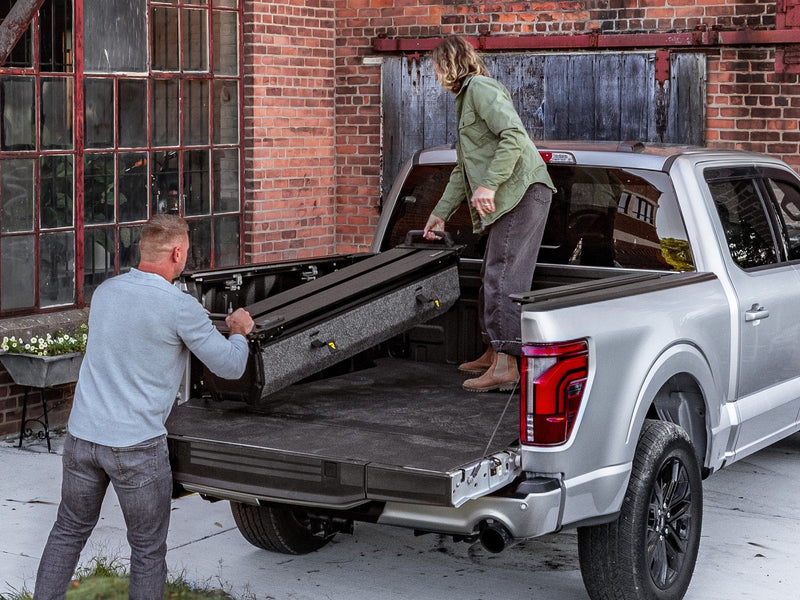 RetraxPRO FRC-4000 EZ-OFF Retractable Tonneau Cover with T-Slot Rails for 2004-2015 Nissan Titan (5'7" Bed), in use