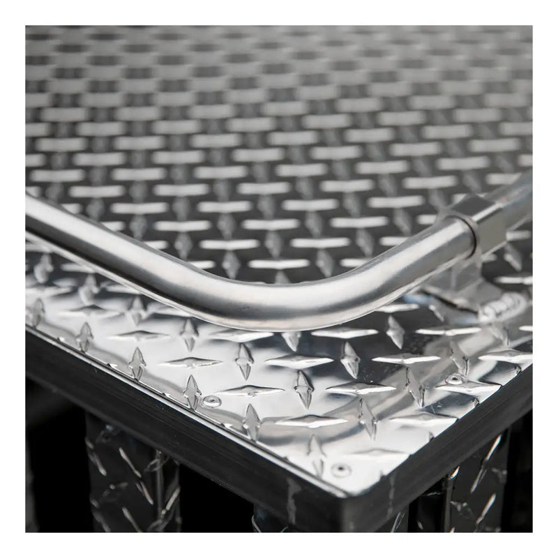 Close-up of the welded aluminum top rail on the uws 36" x 36" single-door dog box